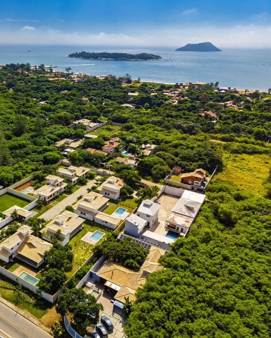 Vista aérea do Bairro da Marina, com o mar e a ilha do Nas Rocas ao fundo