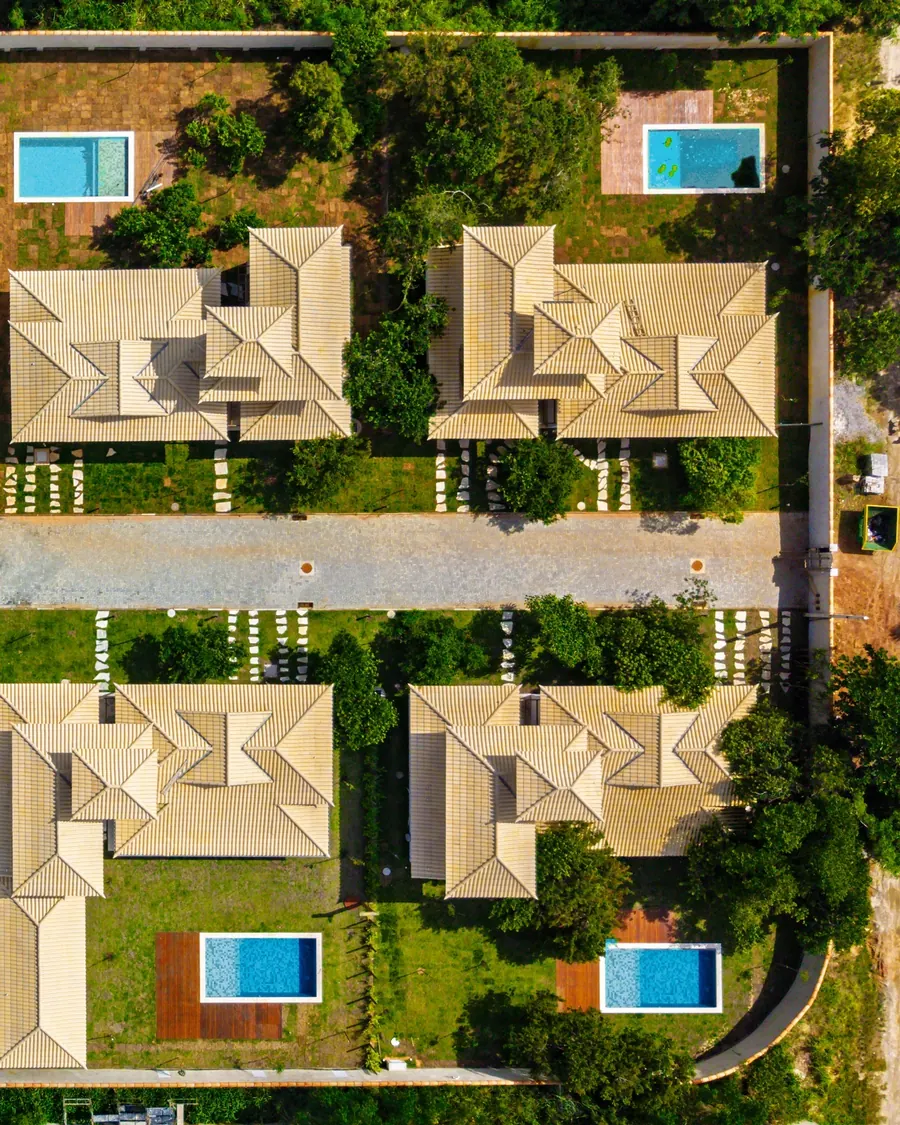 Vista de cima do Paineiras Residencial, com as residências e suas piscinas