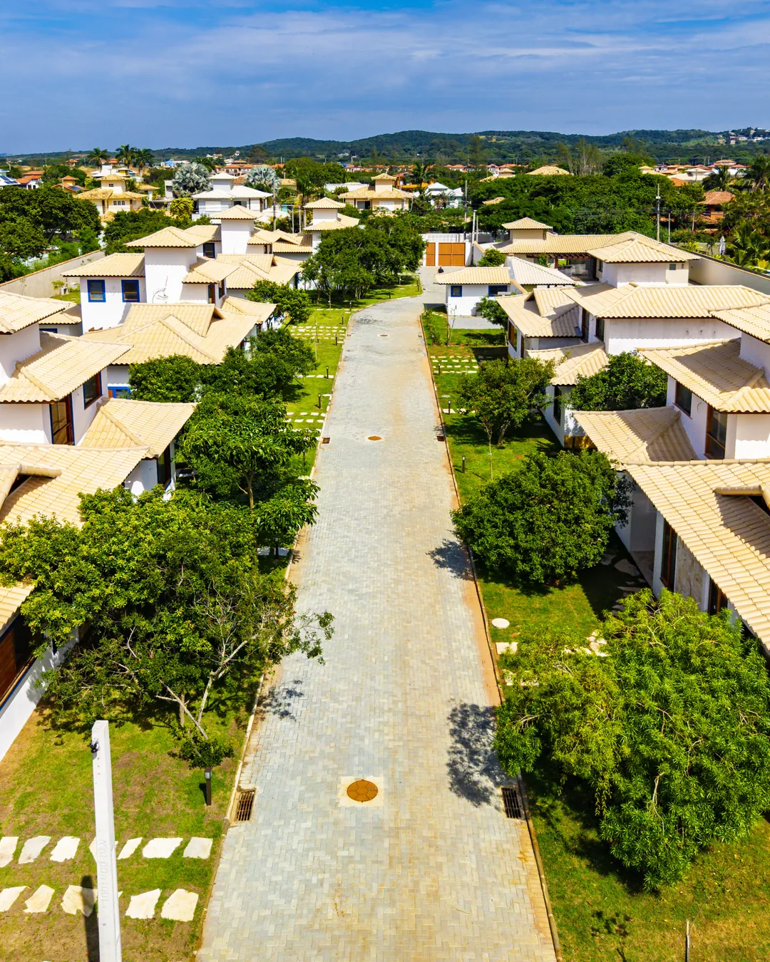 Vista aérea da rua interna, com as residências dos dois lados
