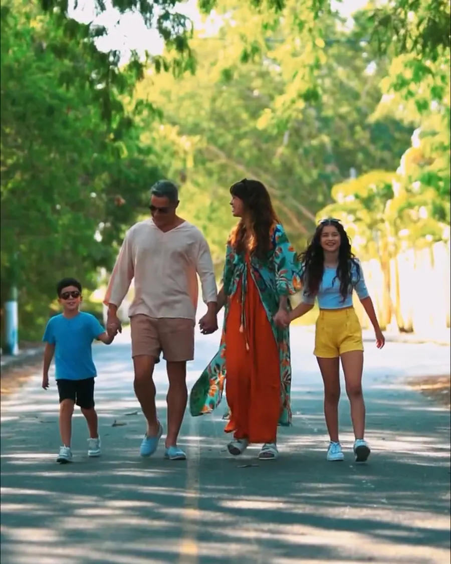Família caminhando na rua interna do condomínio
