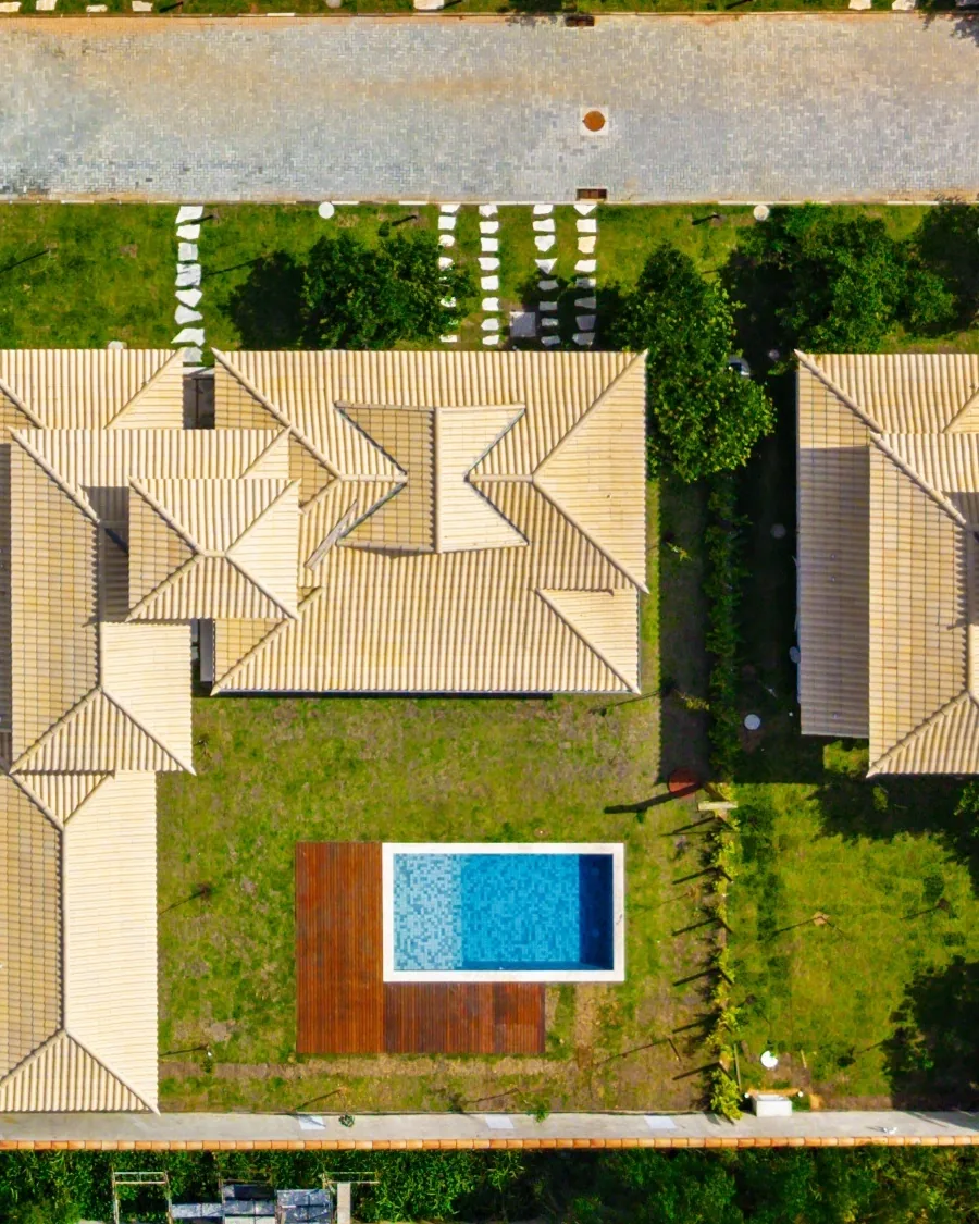 Piscina privativa com deck de madeira, vista de cima