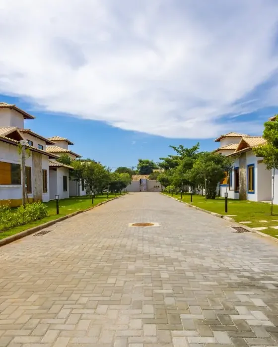 Rua interna do condomínio, com as residências dos dois lados