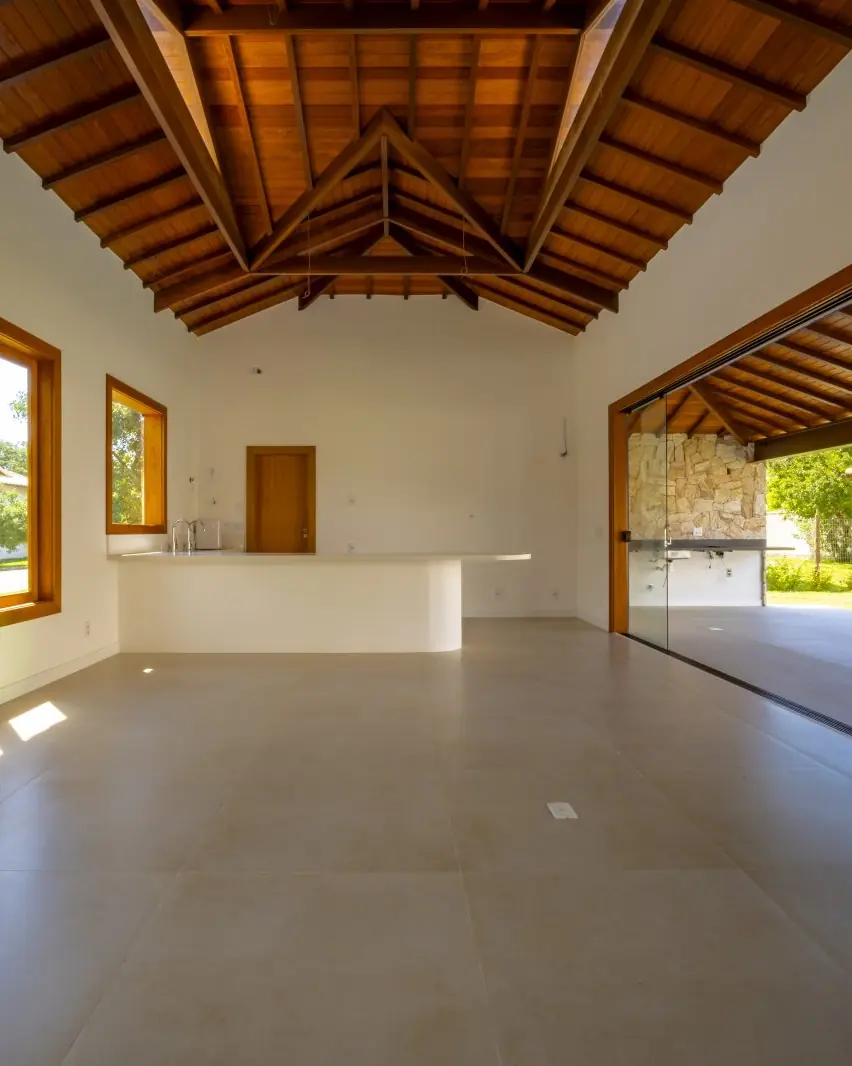 Sala e cozinha integradas, com forro de madeira